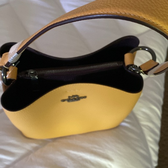 New Coach Bucket Handbag 🌺 - Picture 9 of 13